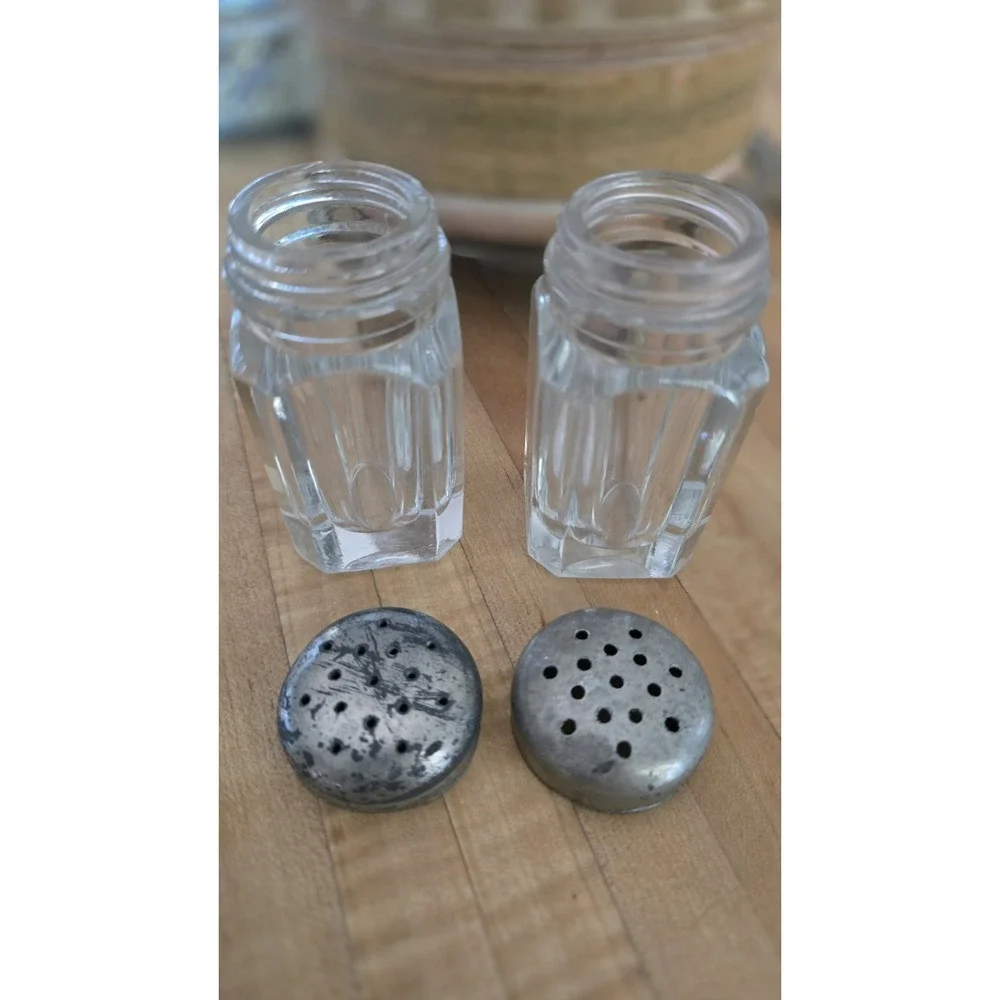 VTG Glass Salt & Pepper Shakers‎ w/ Metal Lids Farmhouse Kitchen Dining Decor